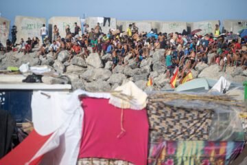 Última hora de la entrada de inmigrantes a Ceuta, en directo | Tolón abre el curso en Ceuta con seguridad privada en los centros escolares