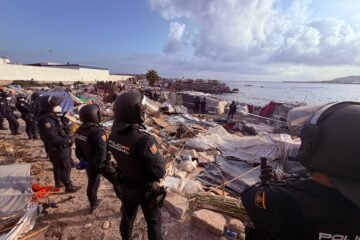 La policía desaloja el asentamiento en la playa ceutí de Benítez, próxima a la desalinizadora