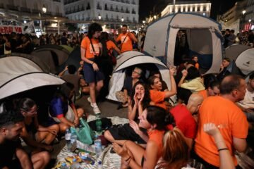 Acampada en Sol contra los desahucios, en directo | Primera noche sin incidentes en la acampada por el derecho a la vivienda
