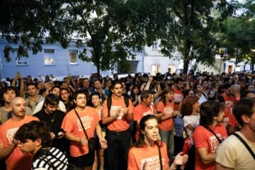 La cuenta atrás para echar a Maricarmen ha comenzado en la calle y los despachos