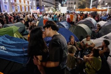 “Hasta el final, compañeros”: Sol vuelve a acampar quince años después del 15-M