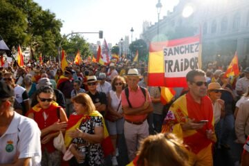 Manifestación en apoyo de Ceuta y Melilla, en directo | Miles de personas marchan en Madrid para pedir elecciones y “en defensa de Ceuta”