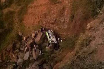 Al menos 25 muertos, la mayoría estudiantes de secundaria, tras precipitarse un autobús por un barranco en Cabo Verde