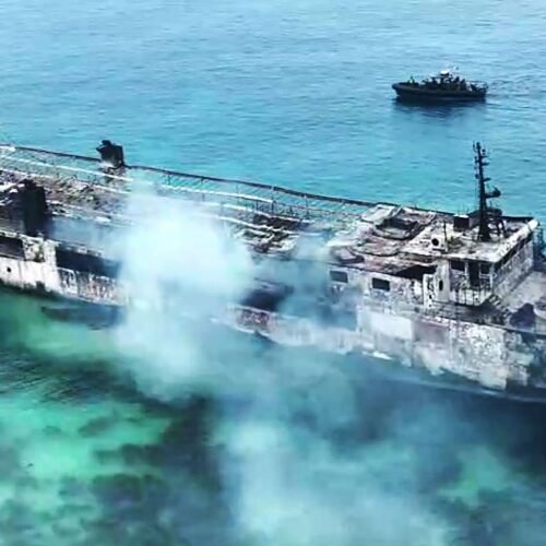 Al menos cinco muertos y 87 desaparecidos en el incendio de un barco en el oeste de Filipinas
