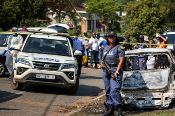 Hombres armados con AK-47 asaltan dos locales de ocio en Sudáfrica y dejan 27 fallecidos