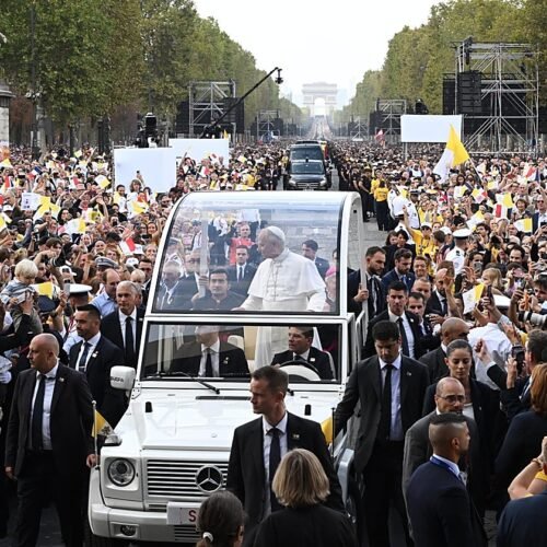 El Papa León XIV reivindica la «civilización del amor» con una misa multitudinaria en el corazón de París