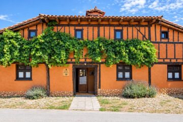 Venden una espectacular casa rural de 480 m², parcela de 1.200 m² y hasta 7 habitaciones ideal para vivir en otoño
