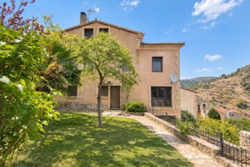 Venden una casa rural de 500 m² con 7 habitaciones, un jardín de 200 m² y 3 plantas a poco más de una hora de Madrid