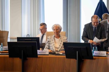El BCE mantiene los tipos de interés en el 2,5% con un ojo en Francia y otro en la inflación