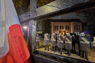 La Policía rodea el Constitucional de Polonia al enfrentarse el primer ministro y el presidente por sus miembros