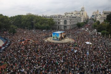 Reacciones a los decretos de vivienda y las acampadas en directo | Una marcha masiva llega a Cibeles para exigir vivienda y llama a una huelga general “gobierne quien gobierne”