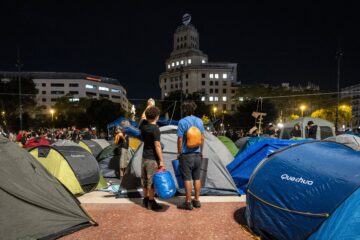 Cataluña busca nuevas fórmulas para que los vecinos se queden en los pisos que dejan los grandes fondos