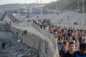 La jueza cita como testigos a tres marroquíes que accedieron a Ceuta durante la entrada masiva