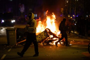 Vox y Aliança Catalana ya tienen culpable para los disturbios de Barcelona: el “islamoizquierdismo”