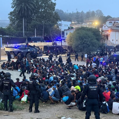 La Policía empieza a desalojar el asentamiento de migrantes de la playa de El Trampolín de Ceuta