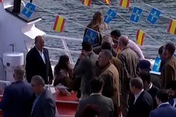 La Reina sufre un traspié a bordo de una embarcación pesquera durante su visita a Llanes