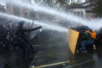 Cientos de miles de personas vuelven a tomar las calles en Francia bajo una fuerte vigilancia policial